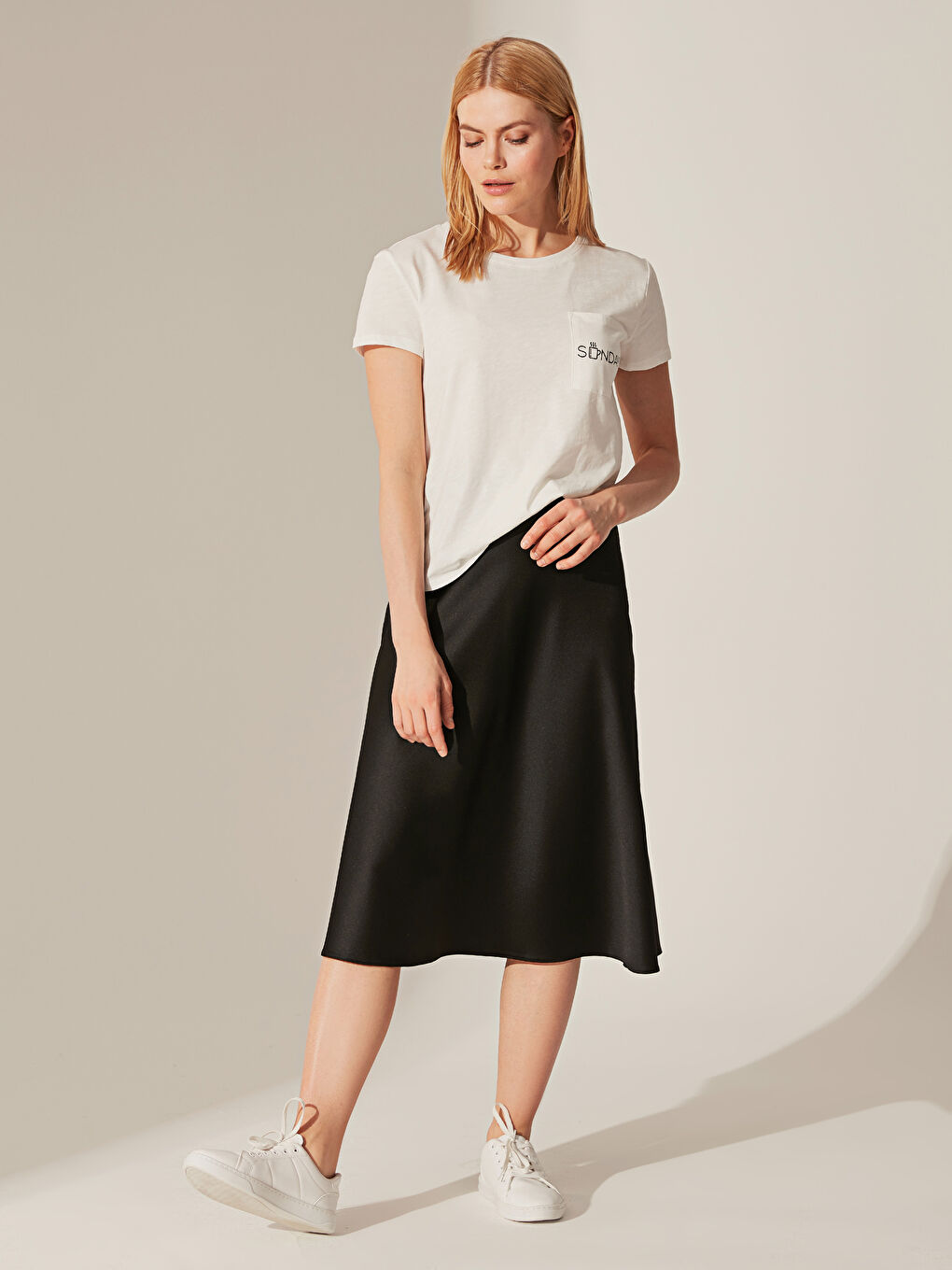 Футболка з круглим вирізом та коротким рукавом для жінок-1