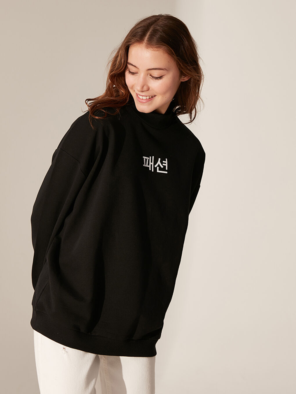 Siyah Yarım Balıkçı Yaka Uzun Kollu Kadın Sweatshirt