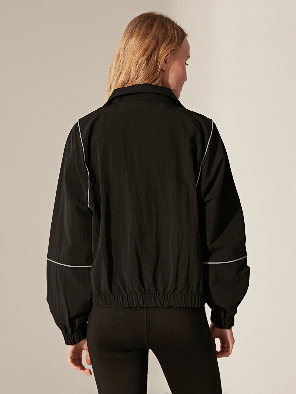 Siyah Dik Yaka İnce Kanguru Yağmurluk-2