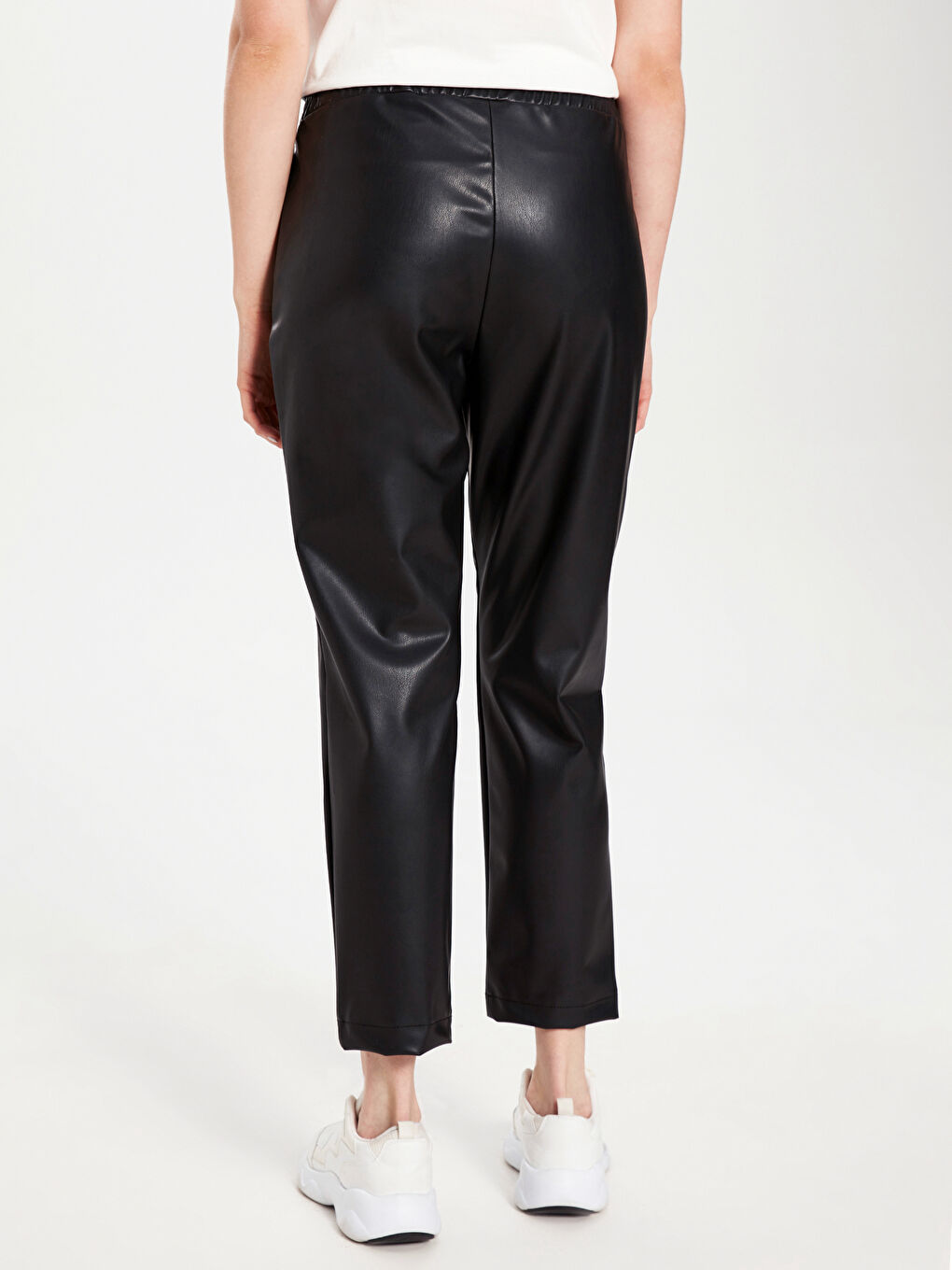 Siyah Rahat Kalıp Suni Deri Kadın Pantolon-4