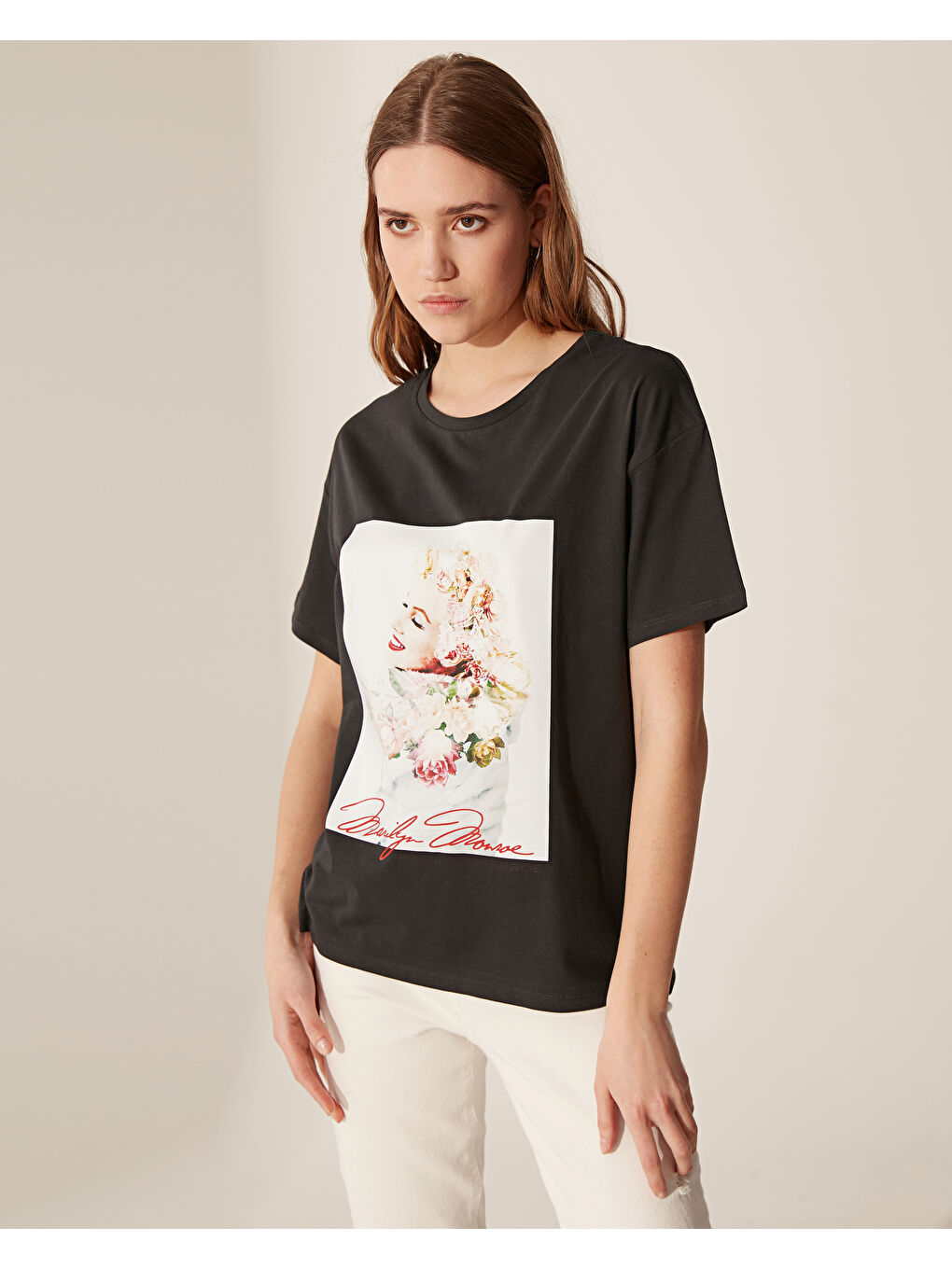 Antrasit Bisiklet Yaka Kısa Kollu Kadın Tişört