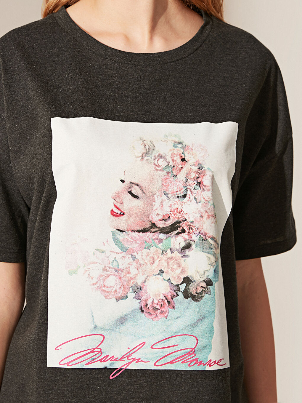 Antrasit Bisiklet Yaka Kısa Kollu Kadın Tişört-5