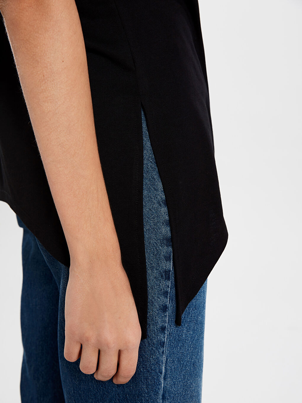 Siyah Kayık Yaka Kısa Kollu Kadın Tişört-3