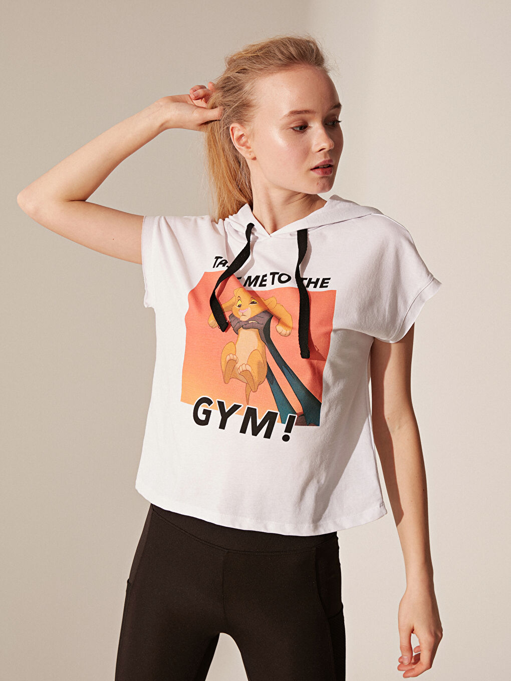 Beyaz Kapüşonlu Kısa Kollu Kadın Tişört