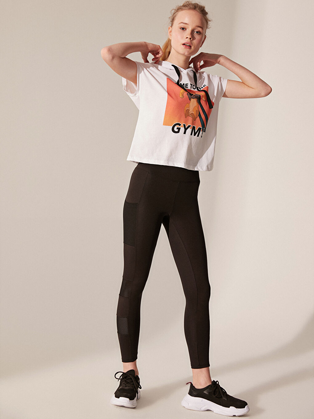 Beyaz Kapüşonlu Kısa Kollu Kadın Tişört-1