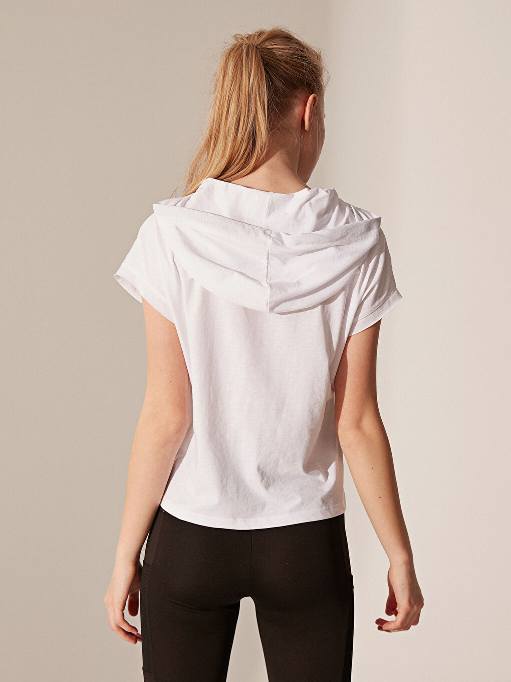 Beyaz Kapüşonlu Kısa Kollu Kadın Tişört-2