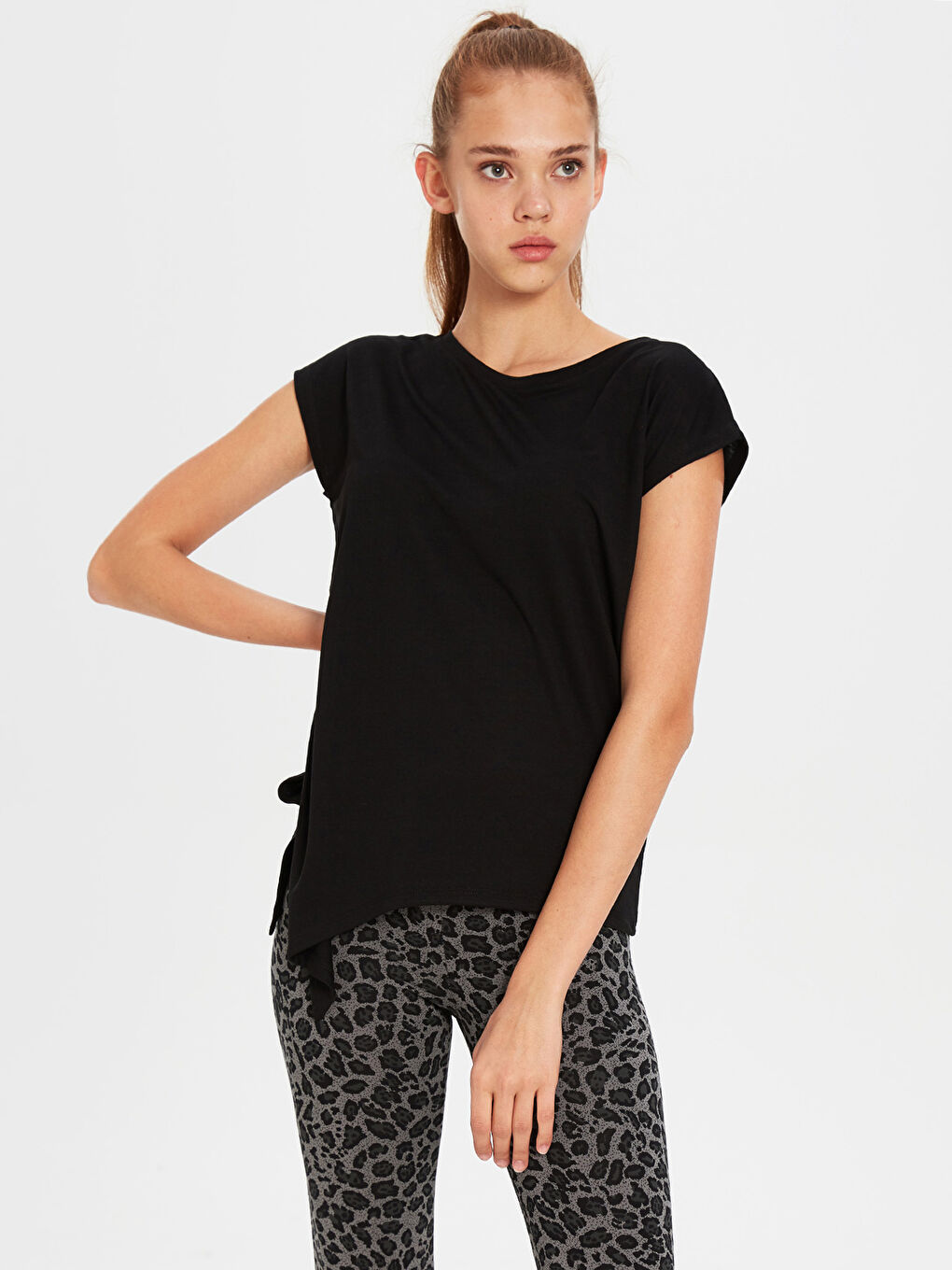 Футболка з круглим вирізом та коротким рукавом для жінок