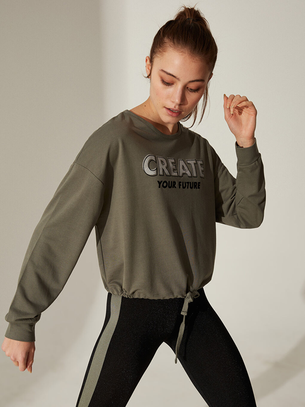 Haki Bisiklet Yaka Uzun Kollu Kadın Sweatshirt