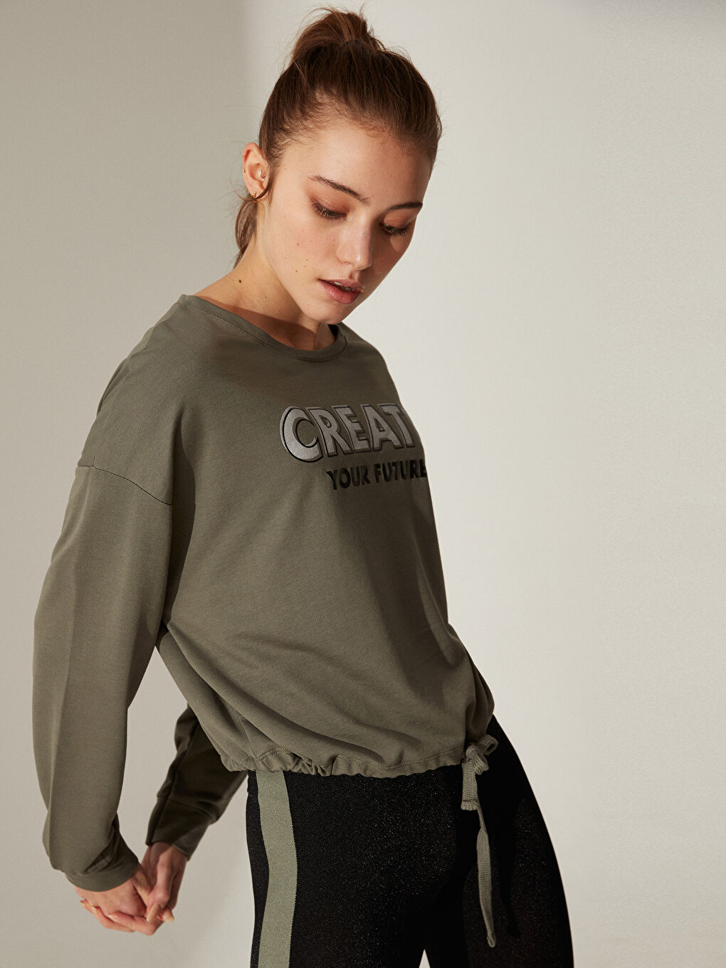 Haki Bisiklet Yaka Uzun Kollu Kadın Sweatshirt-1