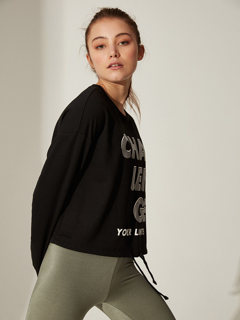 Siyah Bisiklet Yaka Uzun Kollu Kadın Sweatshirt-1