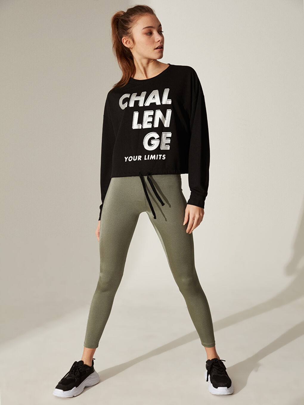 Siyah Bisiklet Yaka Uzun Kollu Kadın Sweatshirt-2