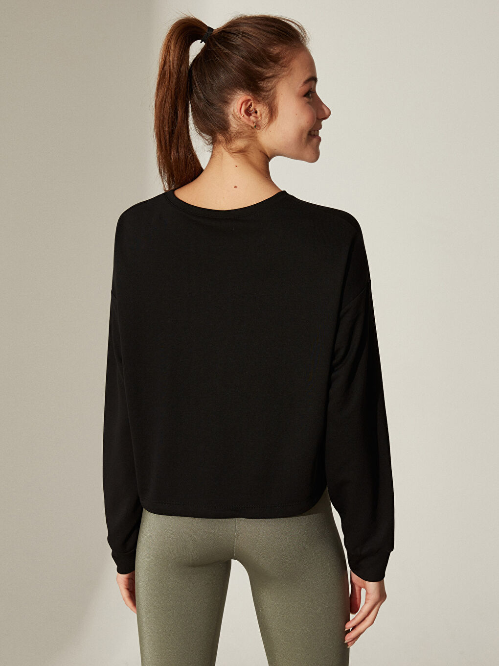 Siyah Bisiklet Yaka Uzun Kollu Kadın Sweatshirt-3