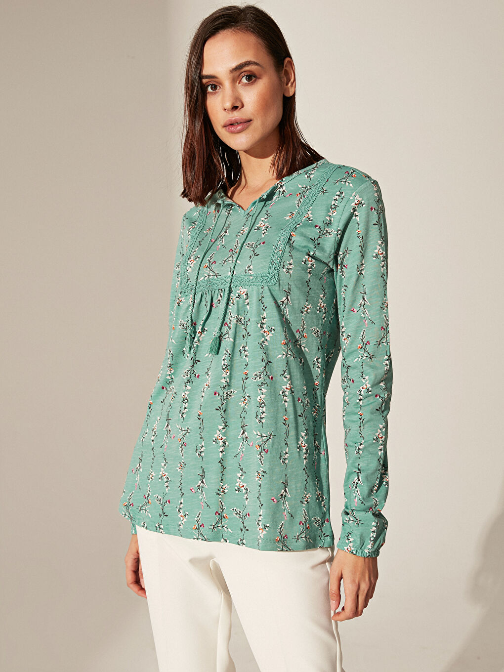 Yeşil Bağlamalı Yaka Uzun Kollu Kadın Tişört