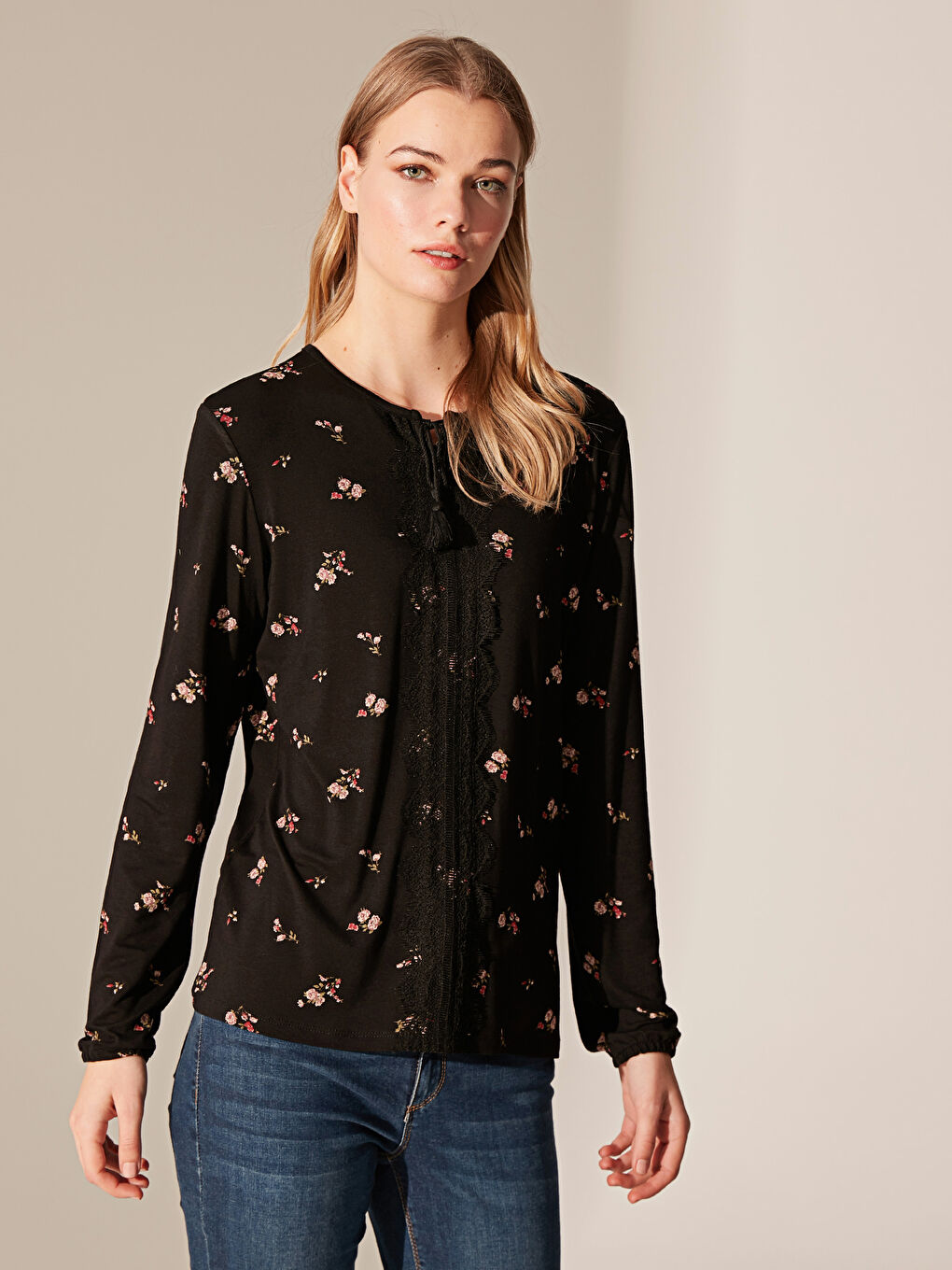 Siyah Bağlamalı Yaka Uzun Kollu Kadın Tişört