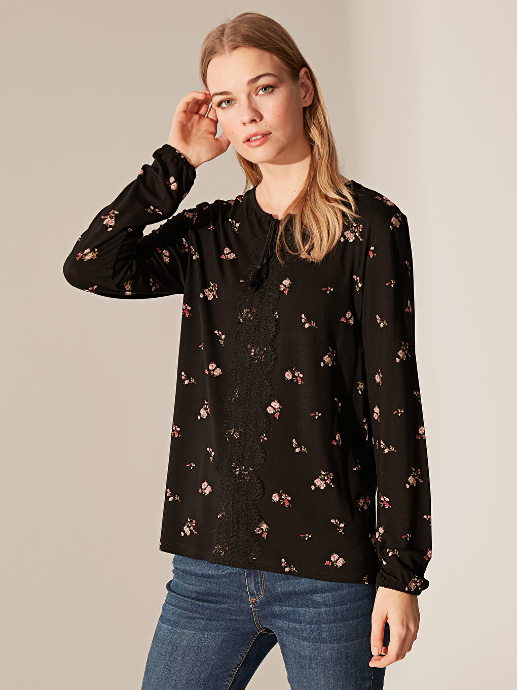 Siyah Bağlamalı Yaka Uzun Kollu Kadın Tişört-2