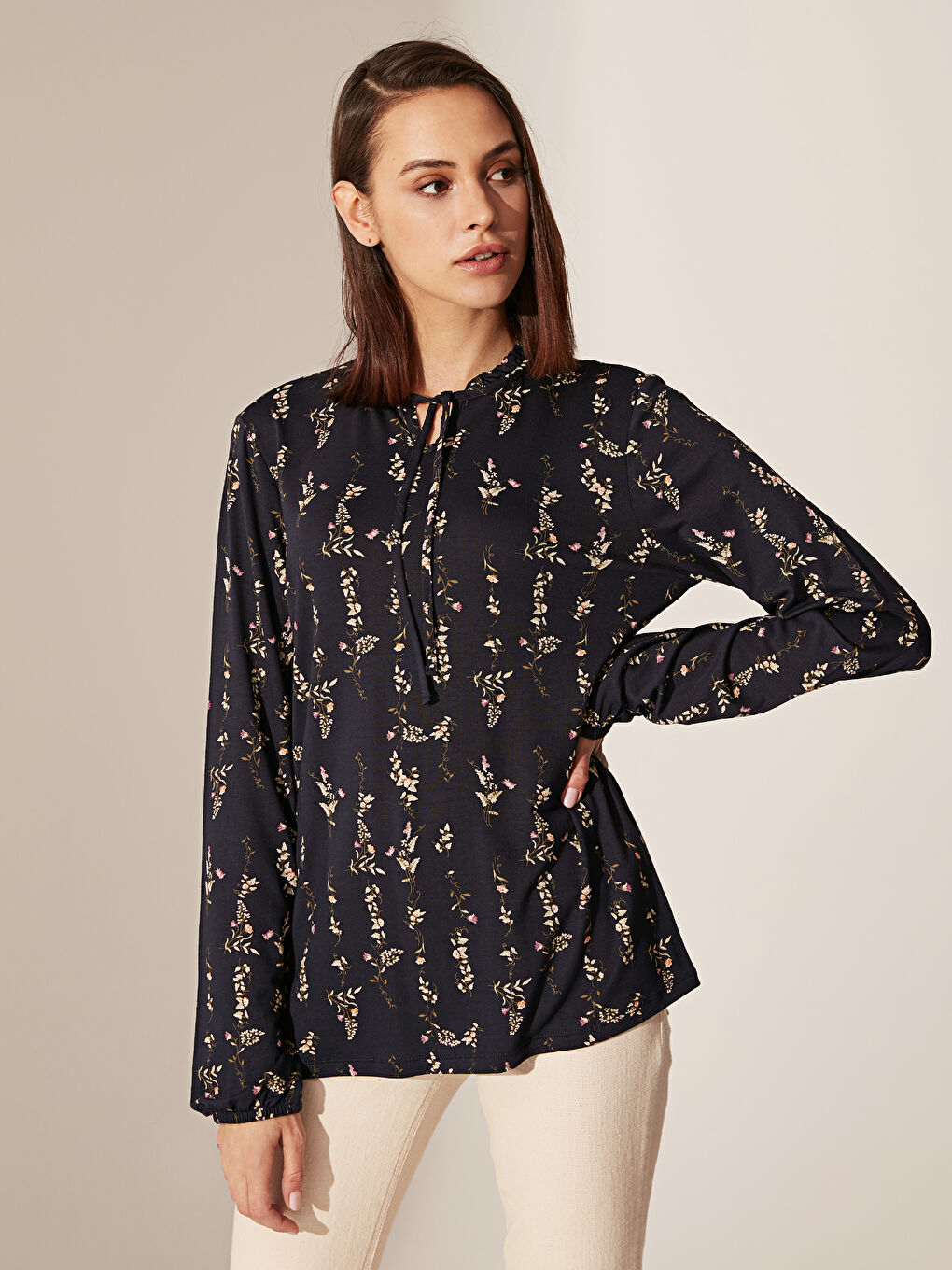 Lacivert Bağlamalı Yaka Uzun Kollu Kadın Tişört