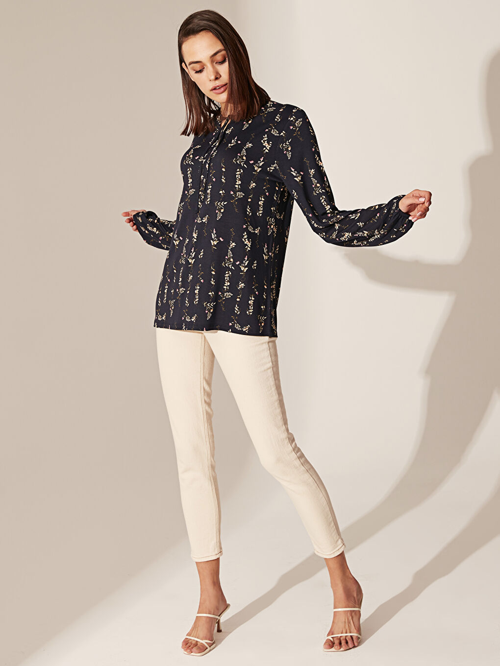 Lacivert Bağlamalı Yaka Uzun Kollu Kadın Tişört-4