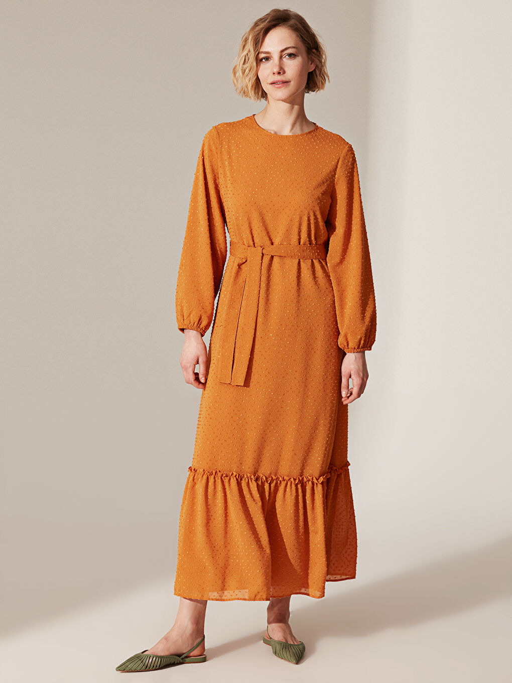 LCW Modest Belted Long Dress with Textured Chiffon Fabric -0SA816Z8-E3D