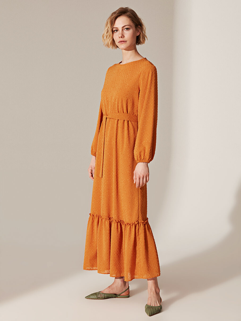 LCW Modest Belted Long Dress with Textured Chiffon Fabric -0SA816Z8-E3D