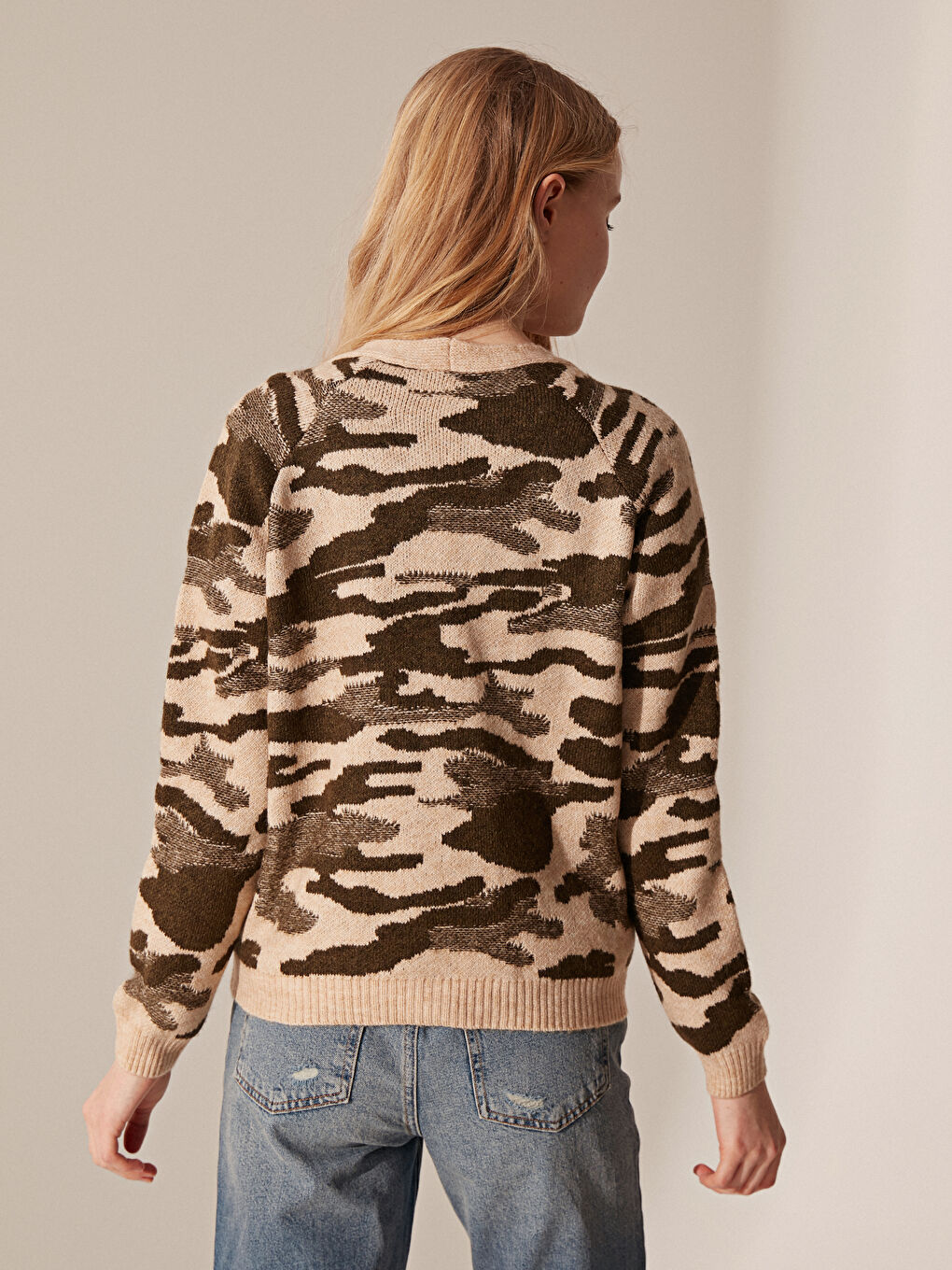 Bej V Yaka Standart Fit Uzun Kollu Kadın Hırka-1