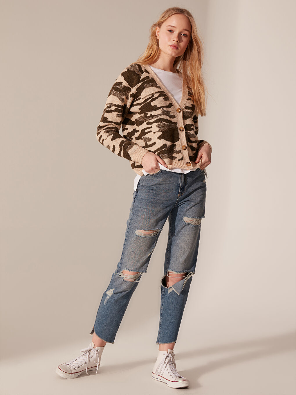 Bej V Yaka Standart Fit Uzun Kollu Kadın Hırka-2