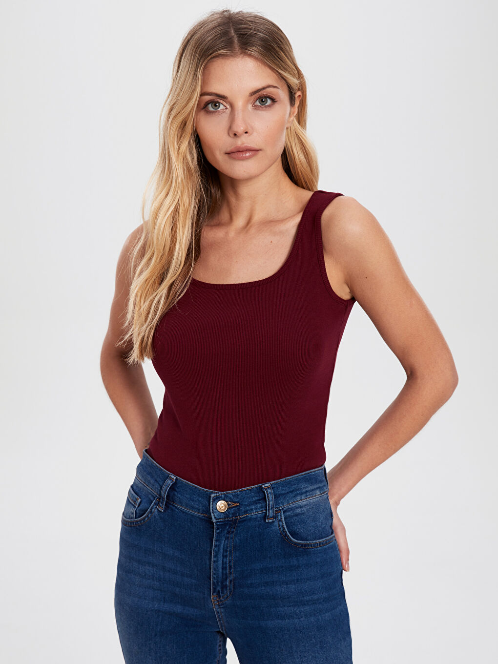 Top majica sa U izrezom i bretelama od češljanog pamuka za žene