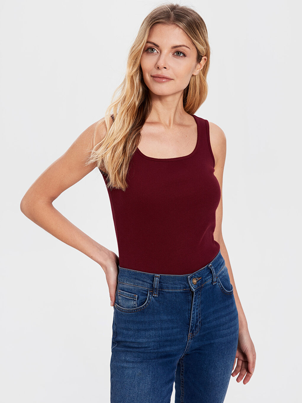 Top majica sa U izrezom i bretelama od češljanog pamuka za žene-1