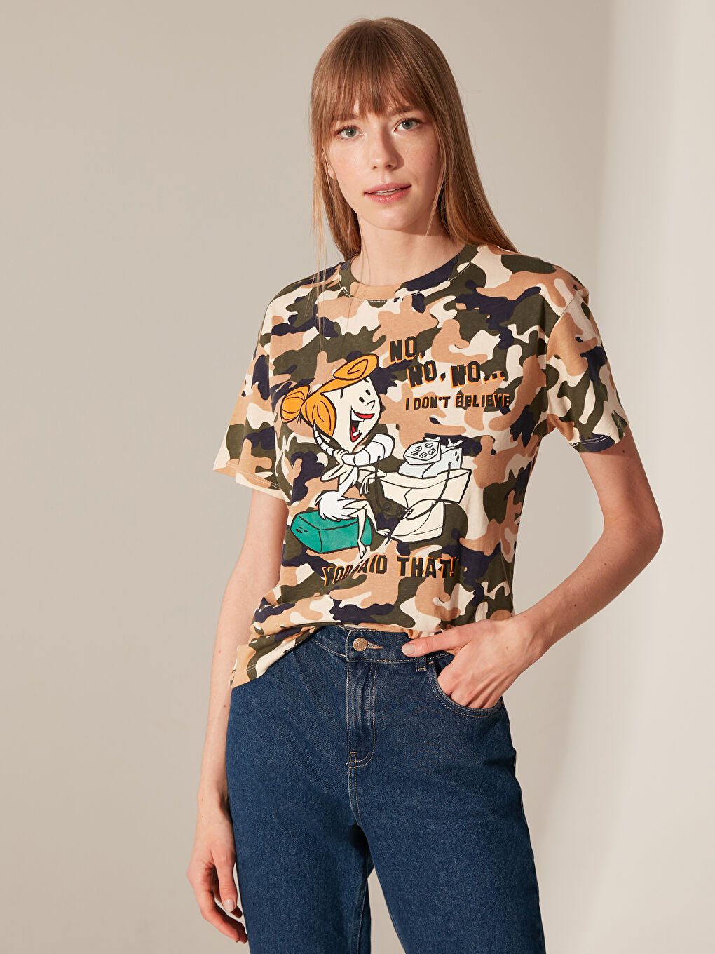 Bej Bisiklet Yaka Taş Devri Baskılı Kısa Kollu Kadın Tişört