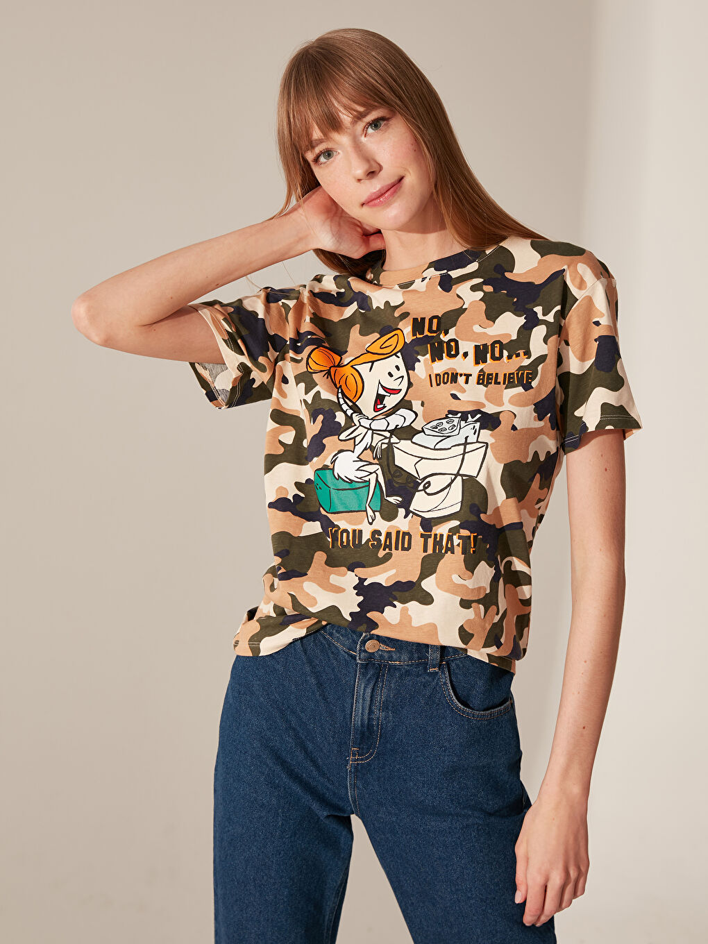 Bej Bisiklet Yaka Taş Devri Baskılı Kısa Kollu Kadın Tişört-1