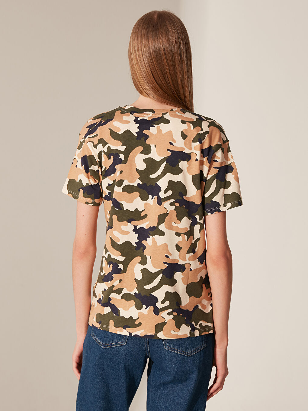 Bej Bisiklet Yaka Taş Devri Baskılı Kısa Kollu Kadın Tişört-3