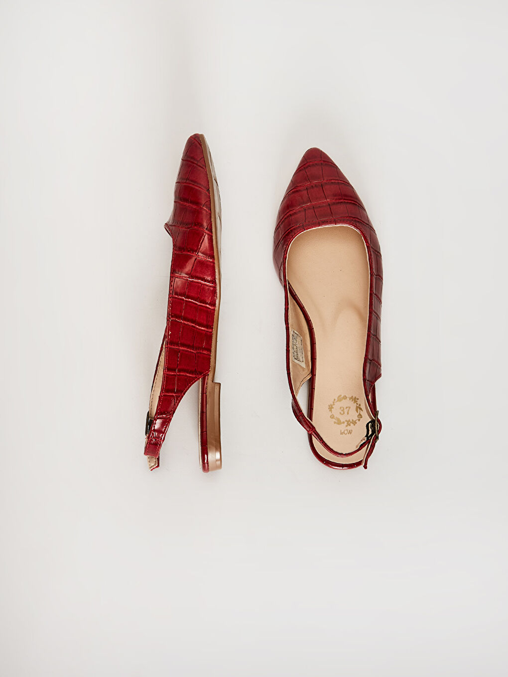 Kırmızı Deri Görünümlü Sivri Burunlu Toka Detaylı Kadın Babet-1