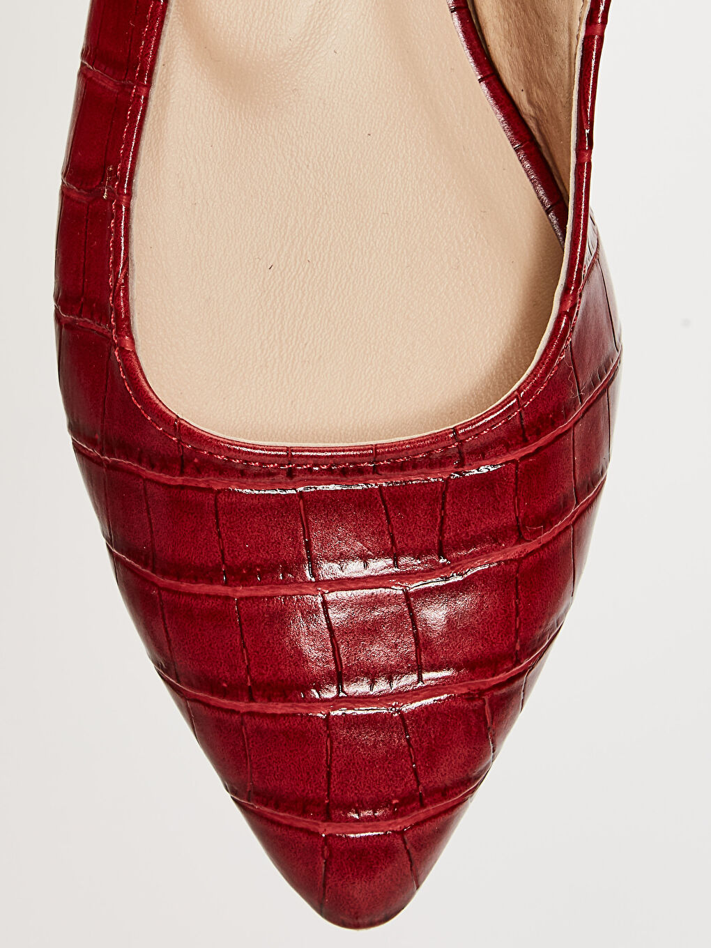 Kırmızı Deri Görünümlü Sivri Burunlu Toka Detaylı Kadın Babet-4