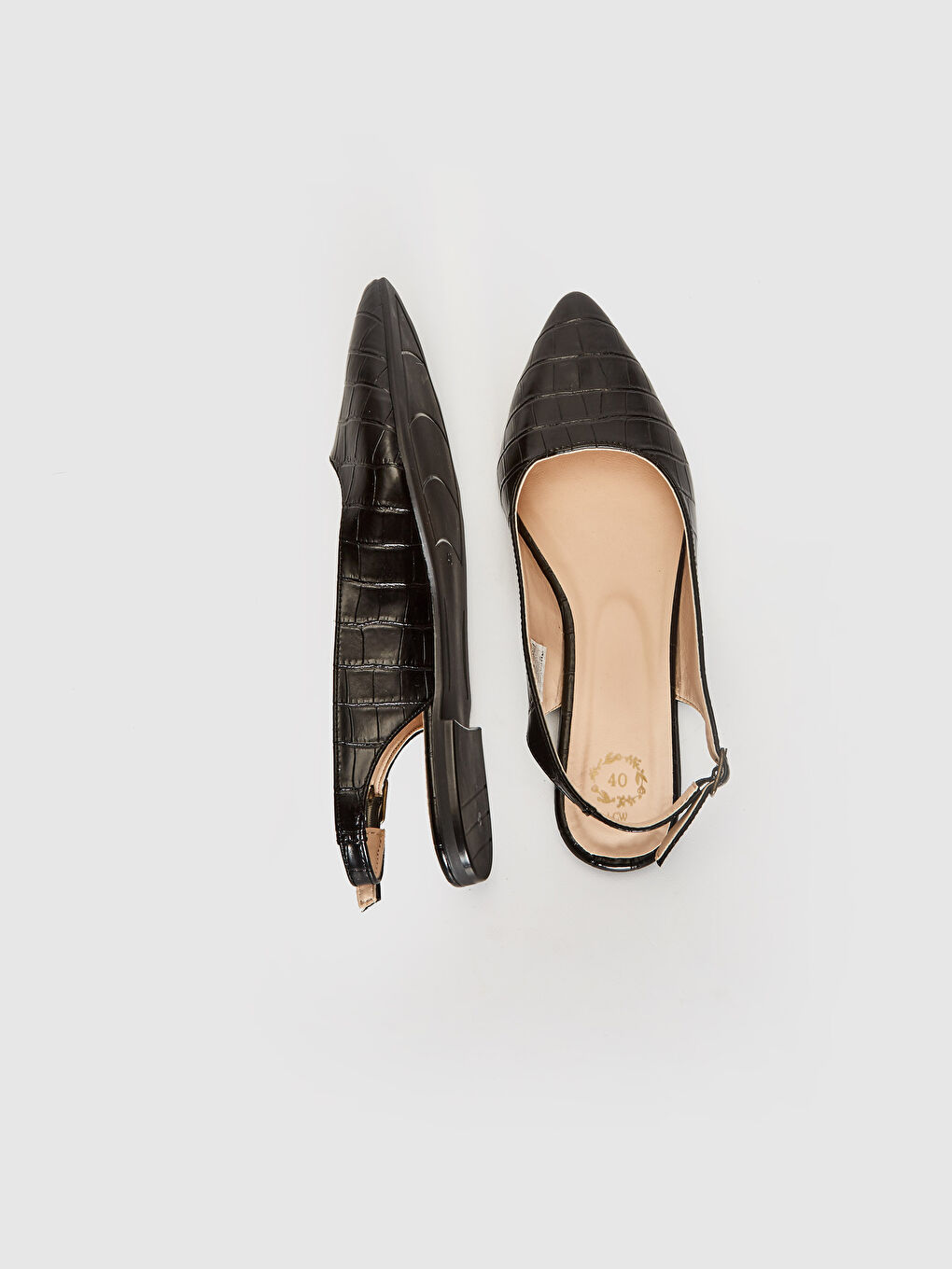 Siyah Deri Görünümlü Sivri Burunlu Toka Detaylı Kadın Babet-1