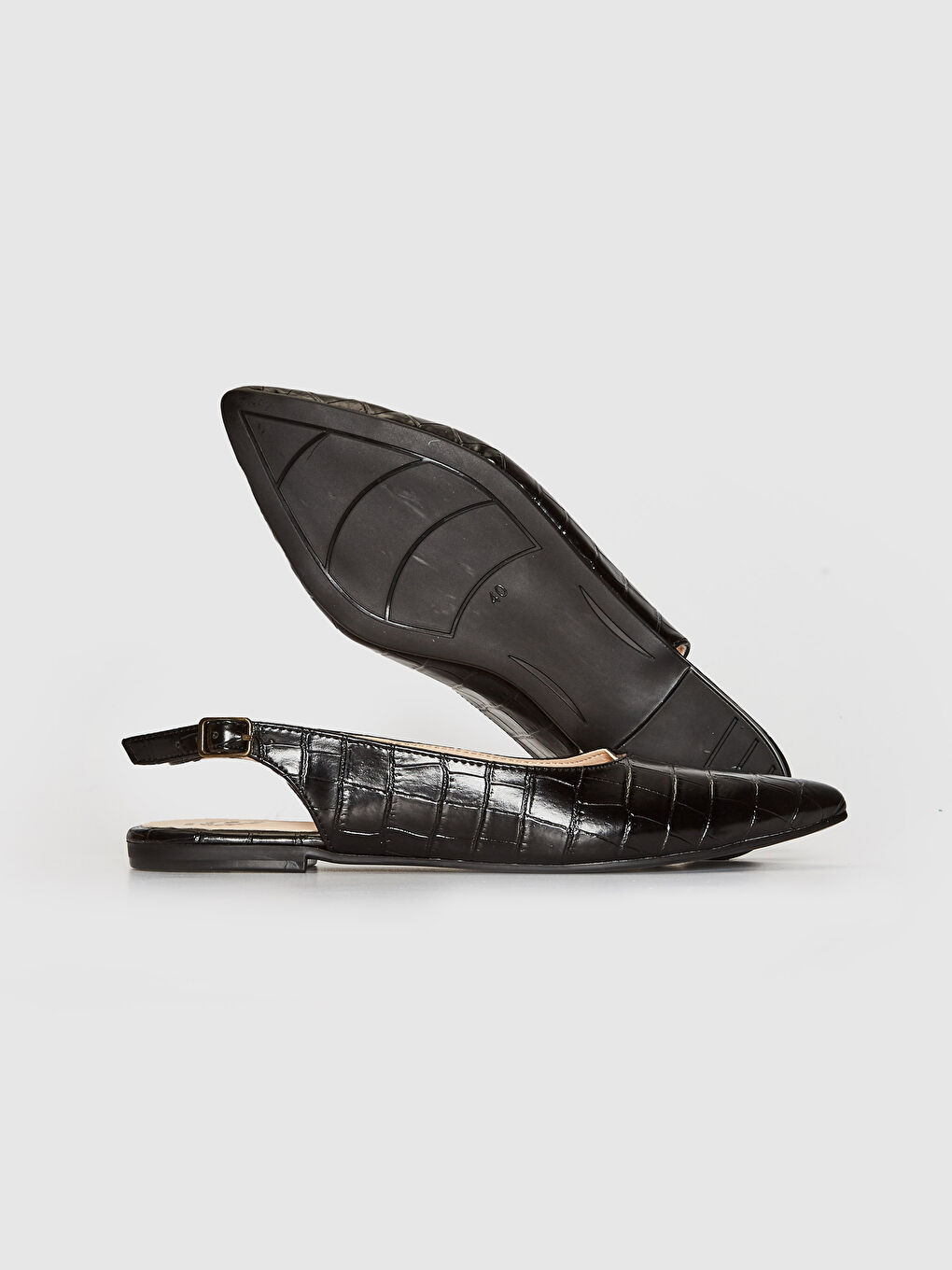 Siyah Deri Görünümlü Sivri Burunlu Toka Detaylı Kadın Babet-2