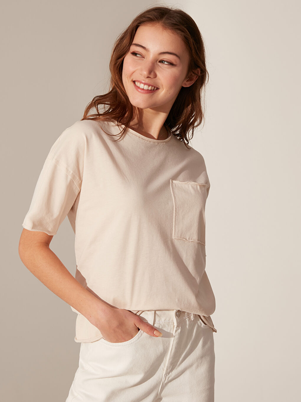 Bej Cepli Pamuklu Kısa Kollu Kadın Salaş Tişört-1