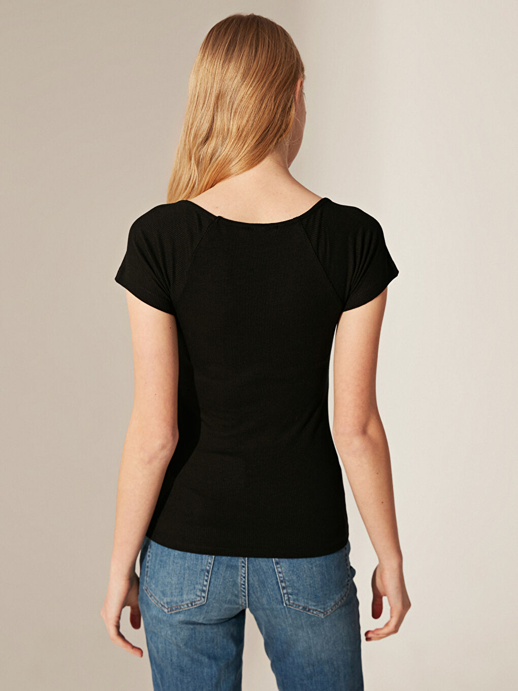 Футболка з U-подібним вирізом і коротким рукавом для жінок-2