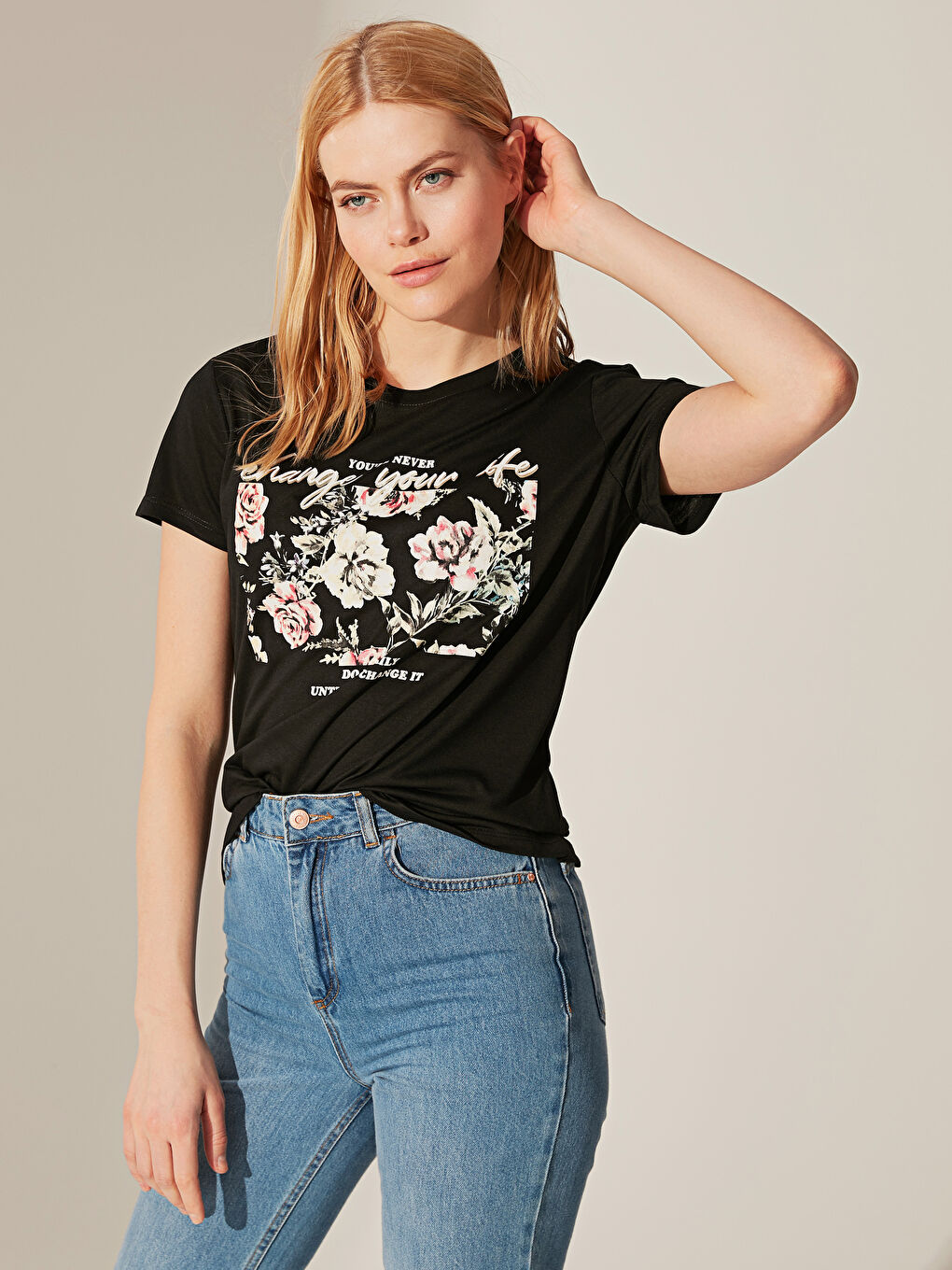 Siyah Çiçek Baskılı Kısa Kollu Kadın Tişört
