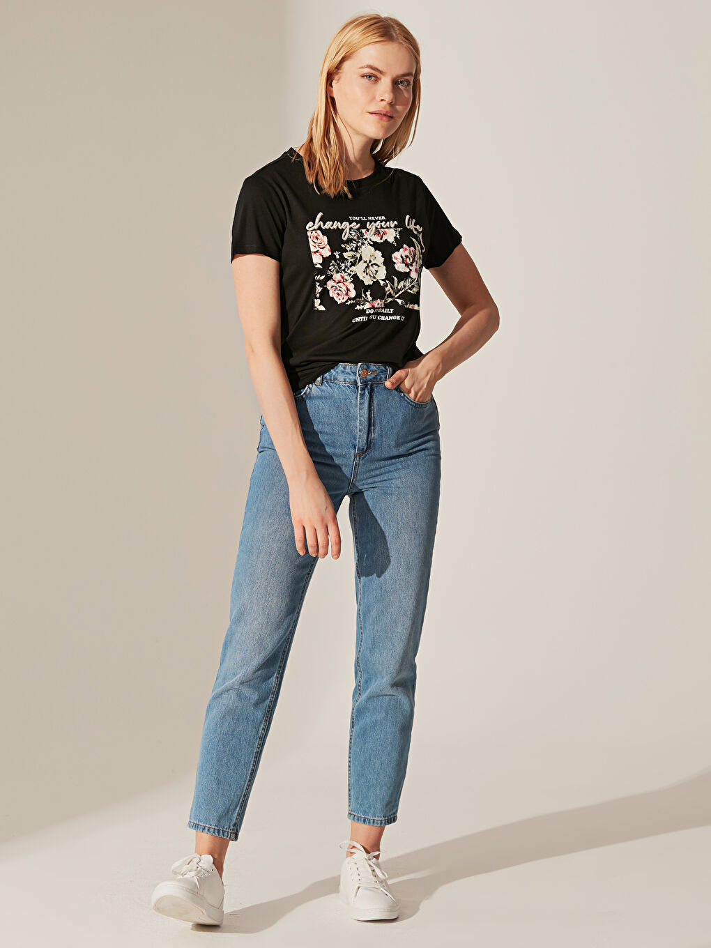 Siyah Çiçek Baskılı Kısa Kollu Kadın Tişört-1