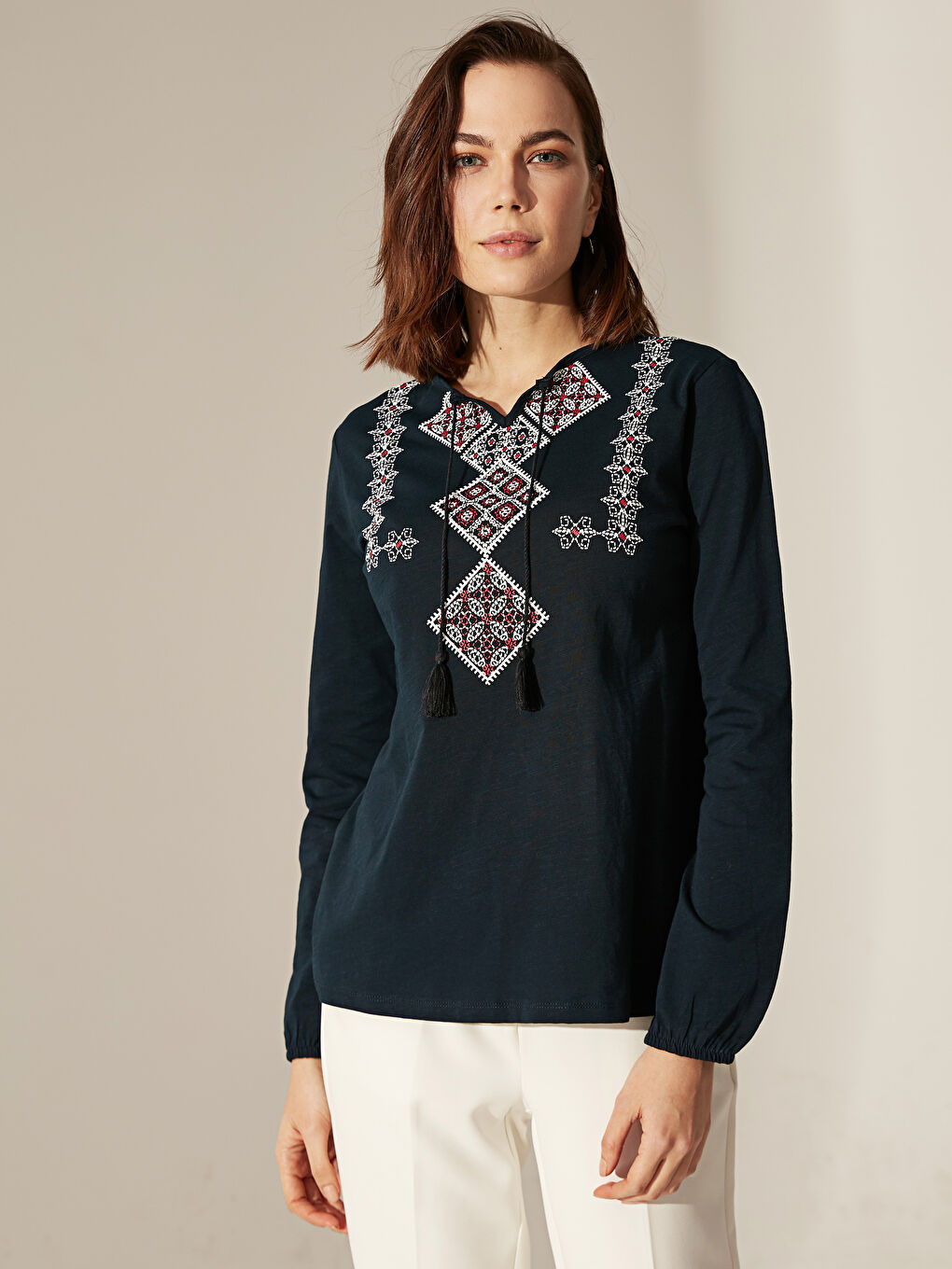 Lacivert Bisiklet Yaka Nakışlı Uzun Kollu Kadın Tişört