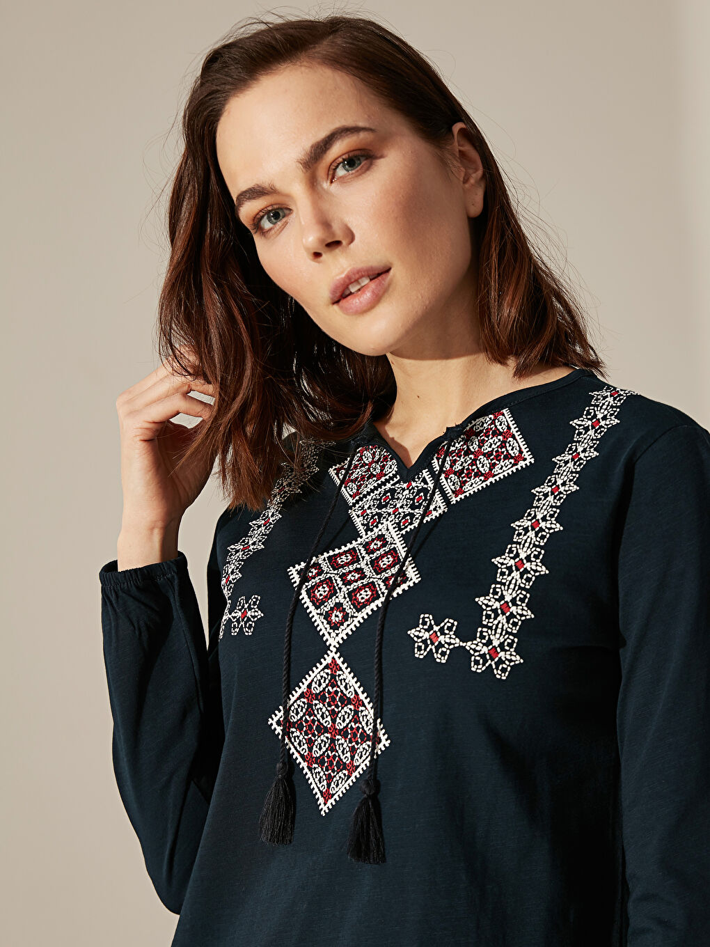 Lacivert Bisiklet Yaka Nakışlı Uzun Kollu Kadın Tişört-3