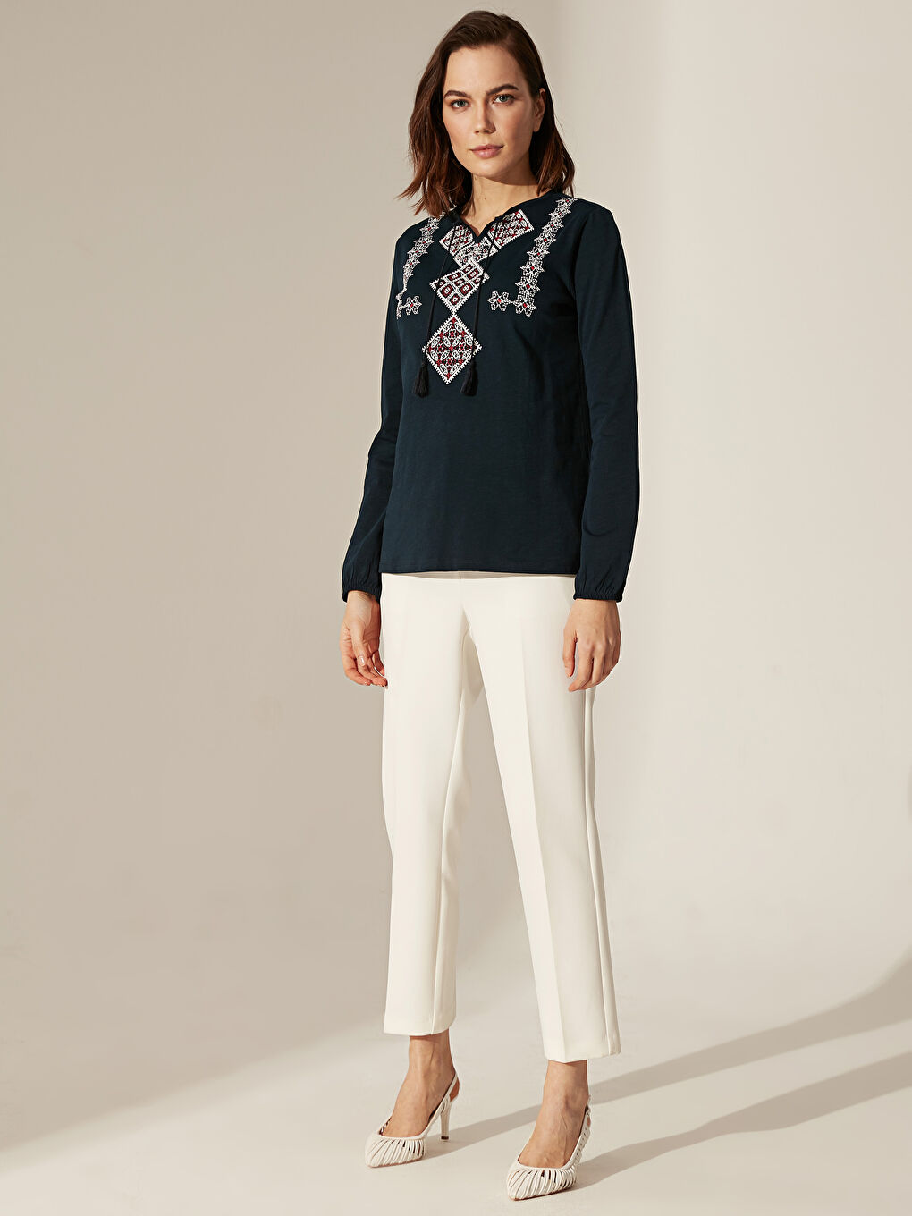 Lacivert Bisiklet Yaka Nakışlı Uzun Kollu Kadın Tişört-4