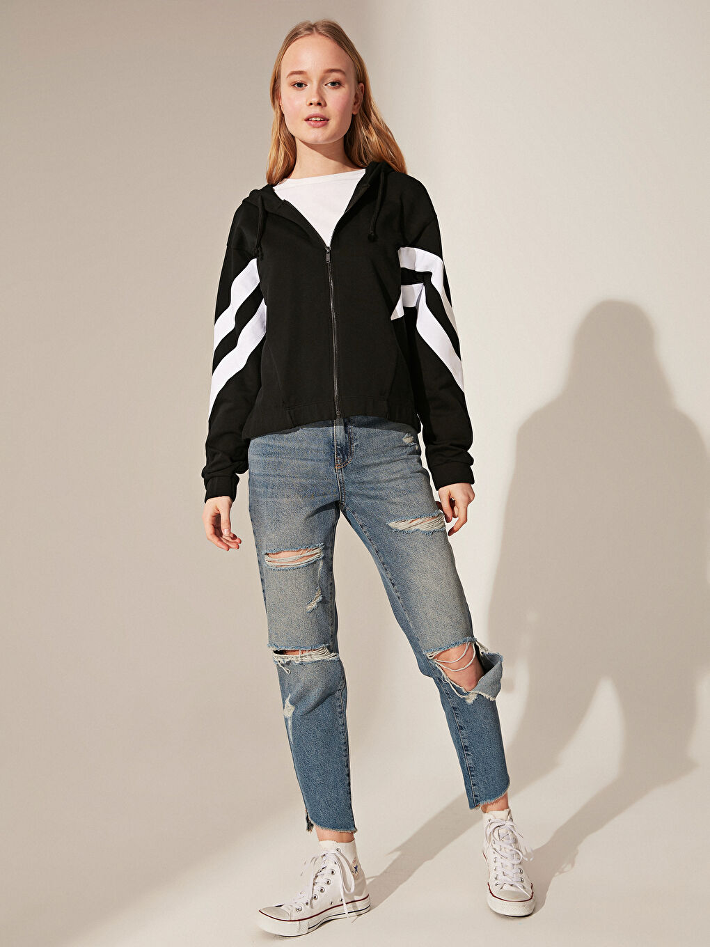 Siyah Kapüşonlu Baskılı Uzun Kollu Kadın Spor Hırka-1