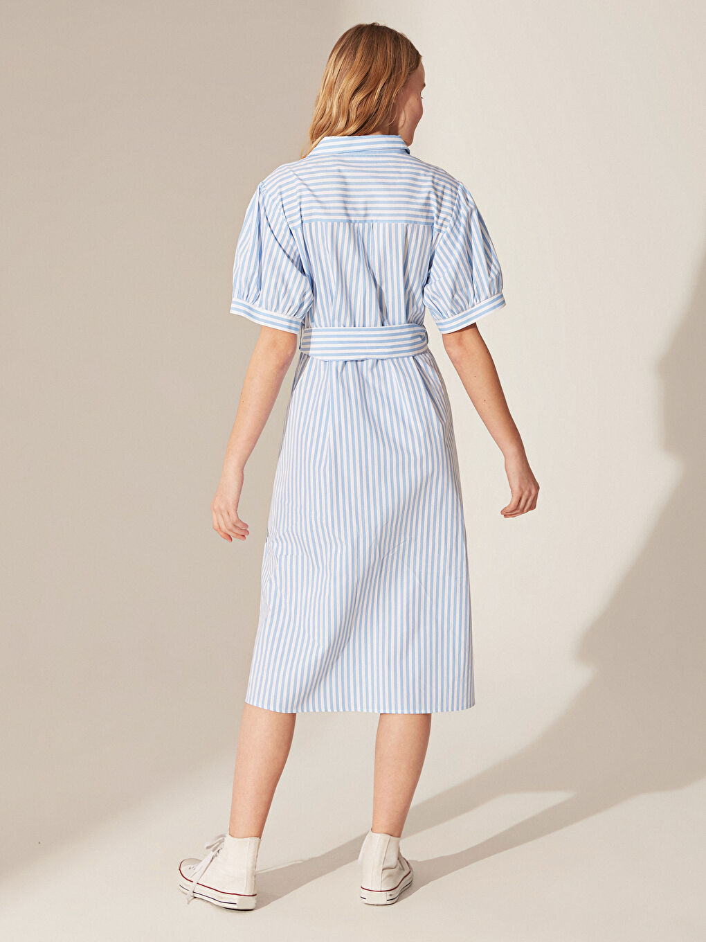 Платье-рубашка женское из поплина стандартного кроя с коротким рукавом-4