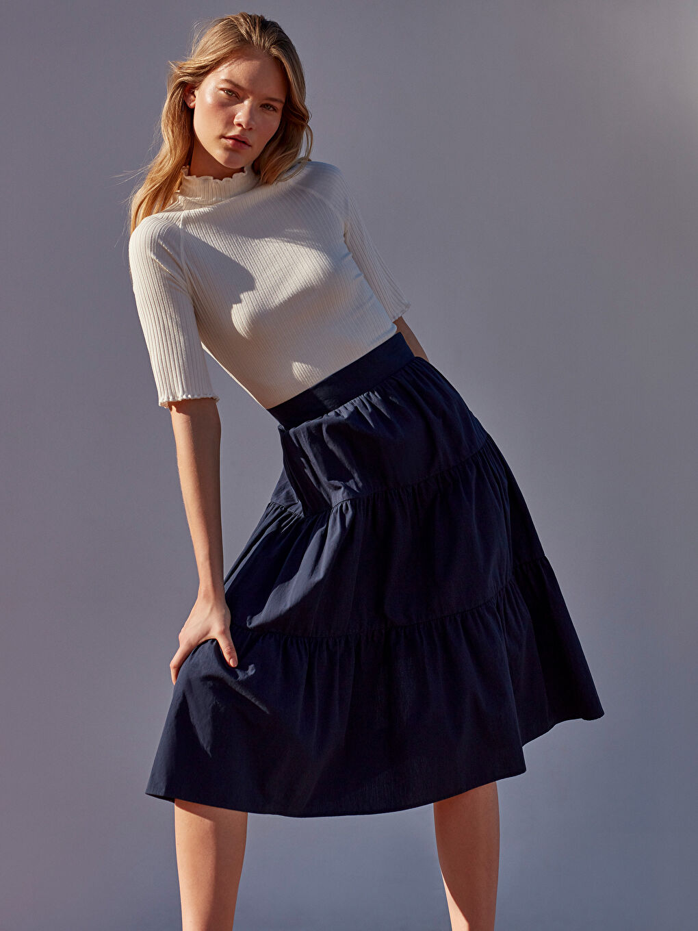 Ekru Dik Yaka Düz Kısa Kollu Kadın Tişört