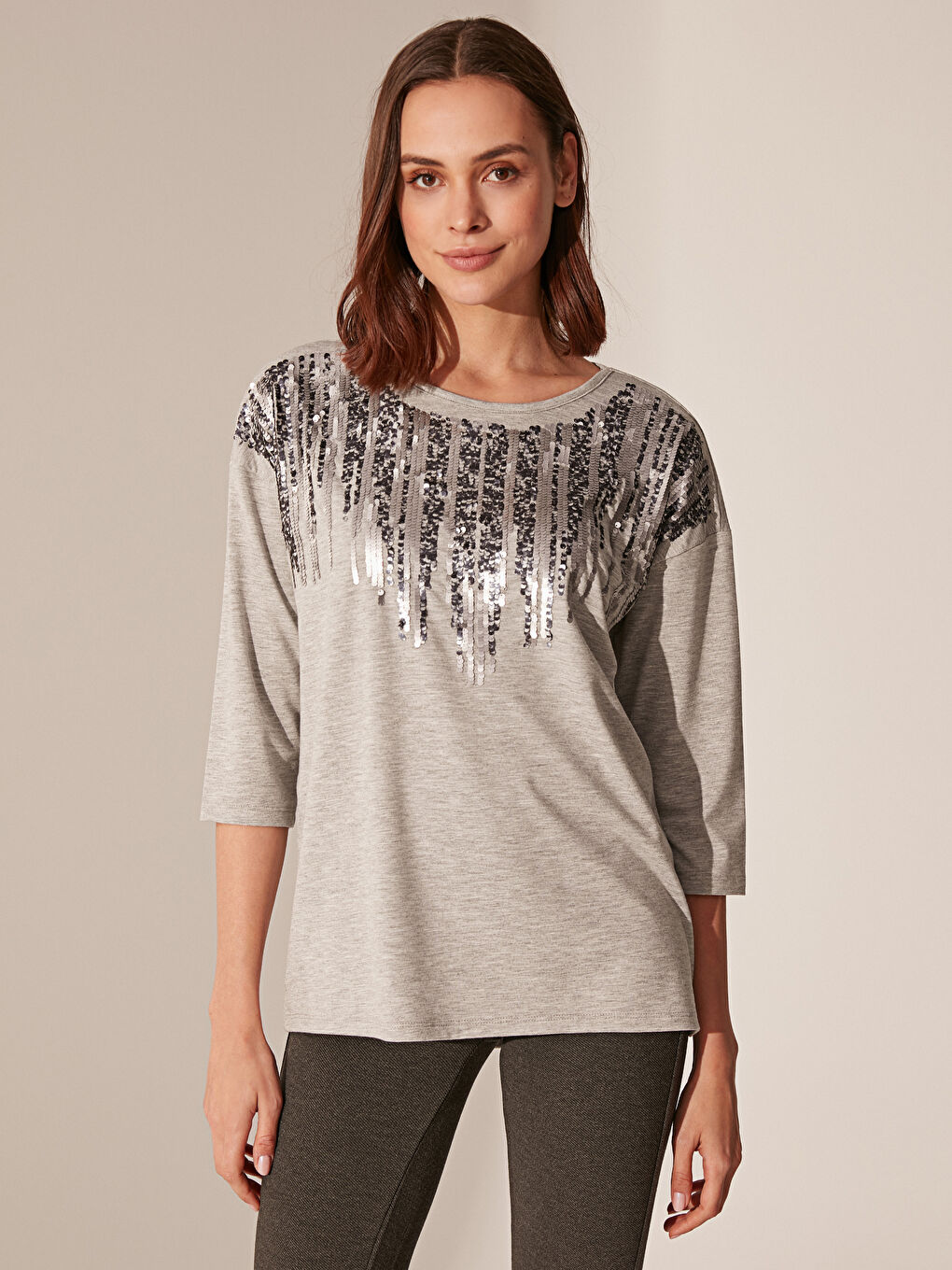 Gri Bisiklet Yaka Kadın Tişört