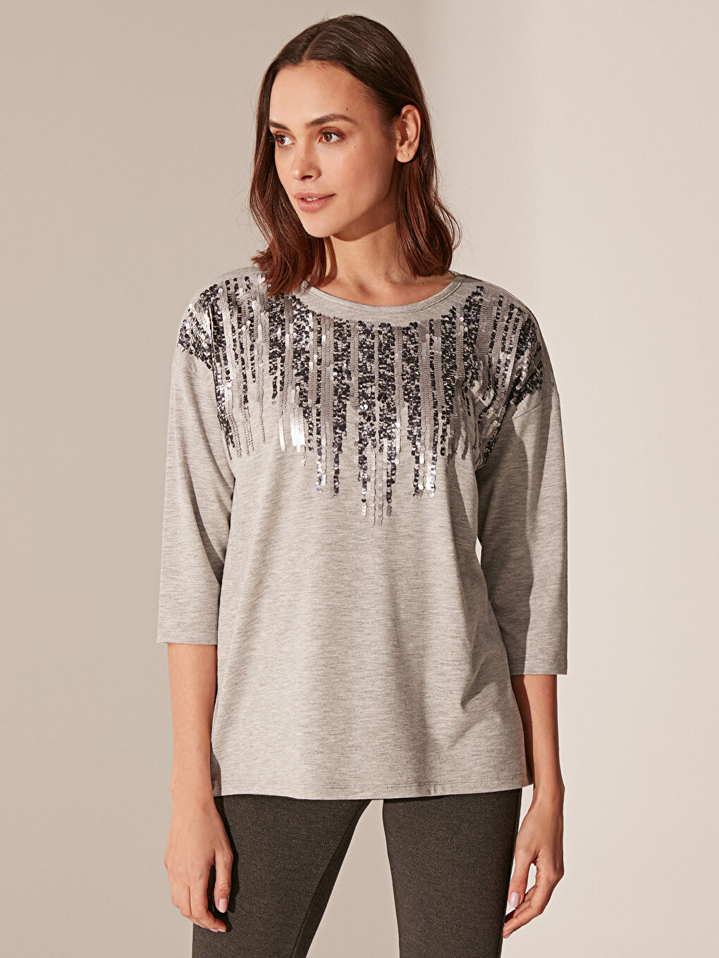 Gri Bisiklet Yaka Kadın Tişört-1