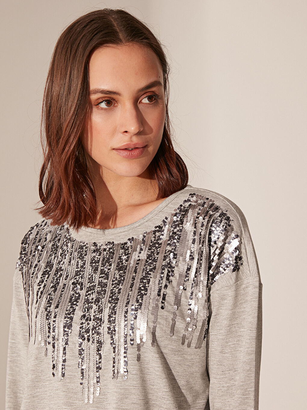 Gri Bisiklet Yaka Kadın Tişört-2