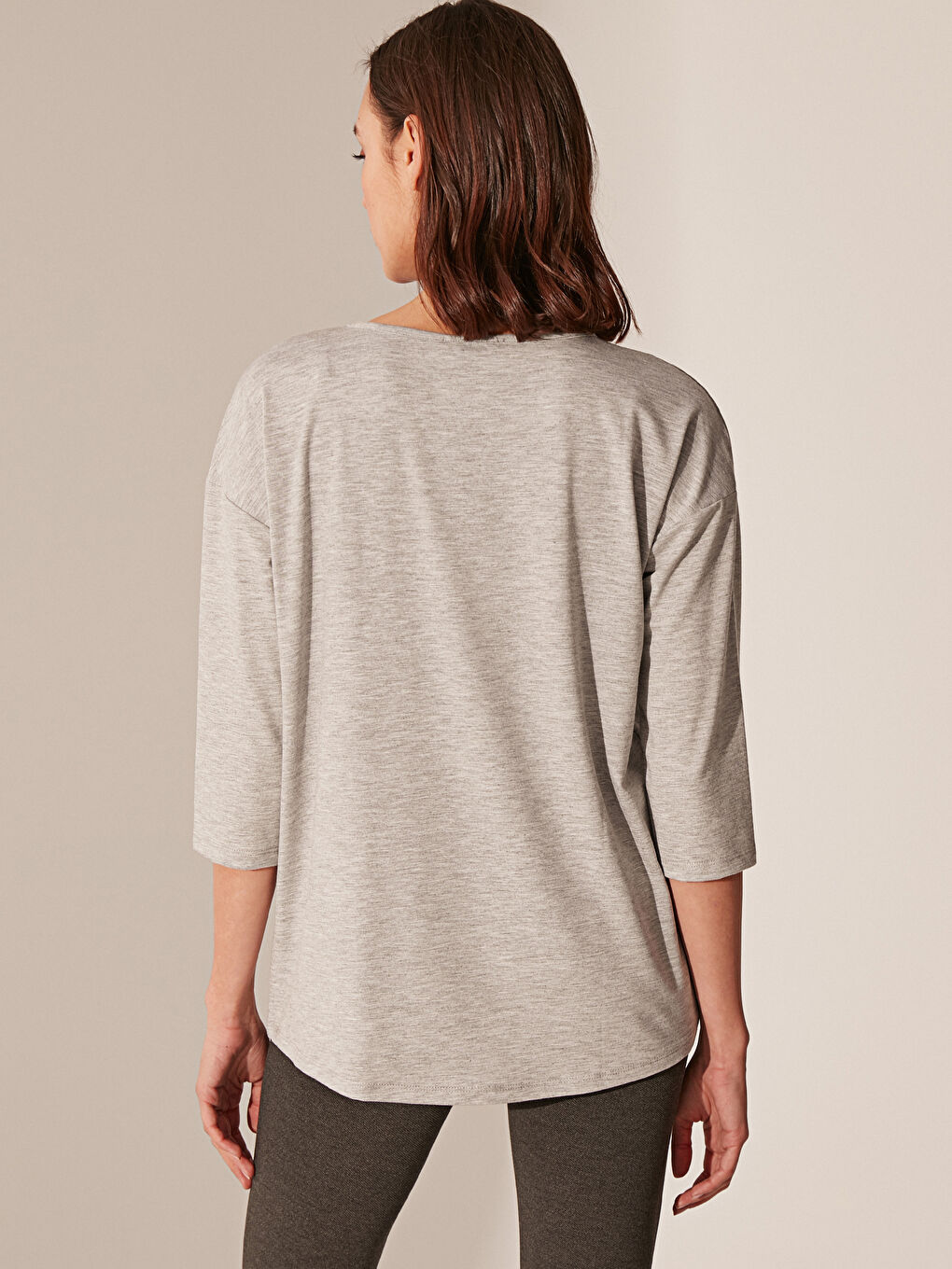 Gri Bisiklet Yaka Kadın Tişört-4