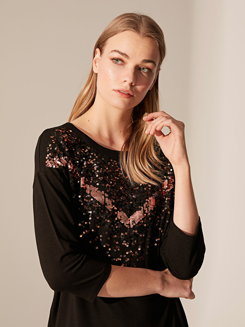 Siyah Bisiklet Yaka Nakışlı Kısa Kollu Kadın Tişört-2