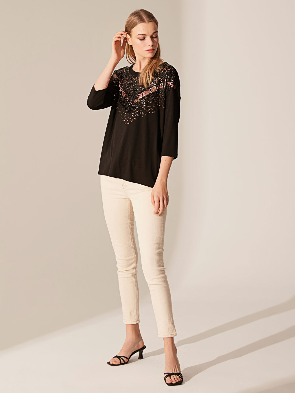 Siyah Bisiklet Yaka Nakışlı Kısa Kollu Kadın Tişört-3